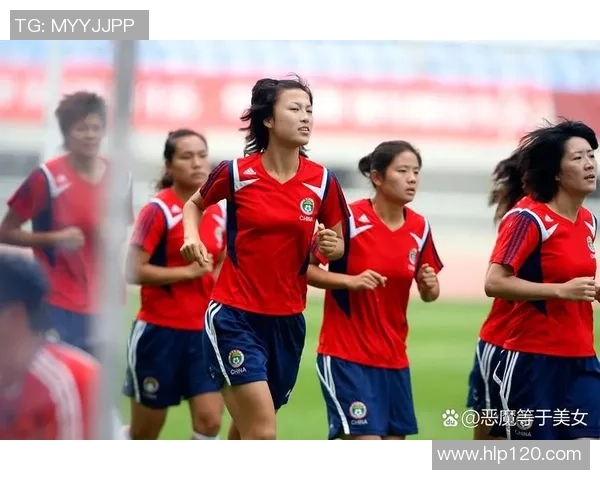 女孩怀抱足球的梦想与追逐青春的热情